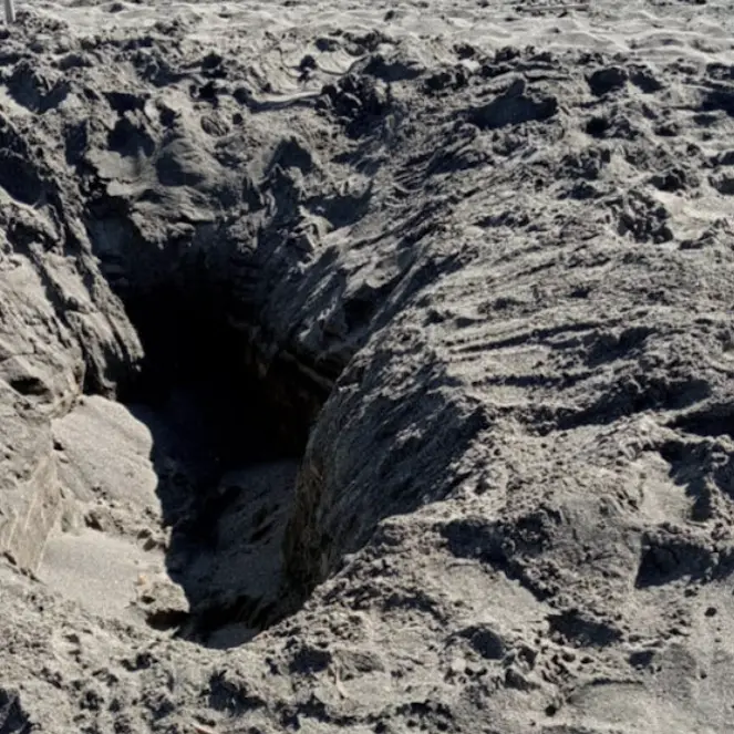 Morto dopo aver scavato una buca in spiaggia: si ipotizza \"malore\" improvviso