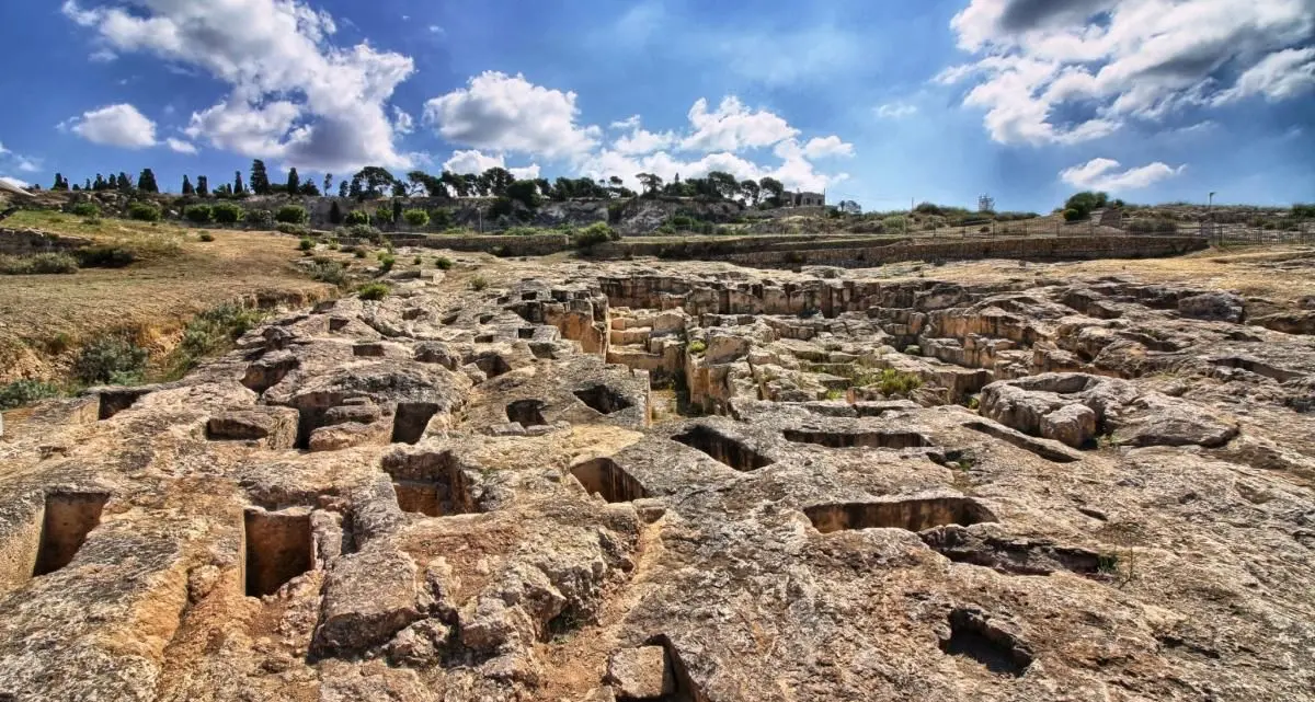 La Necropoli di Tuvixeddu: uno scavo nella millenaria storia di Cagliari