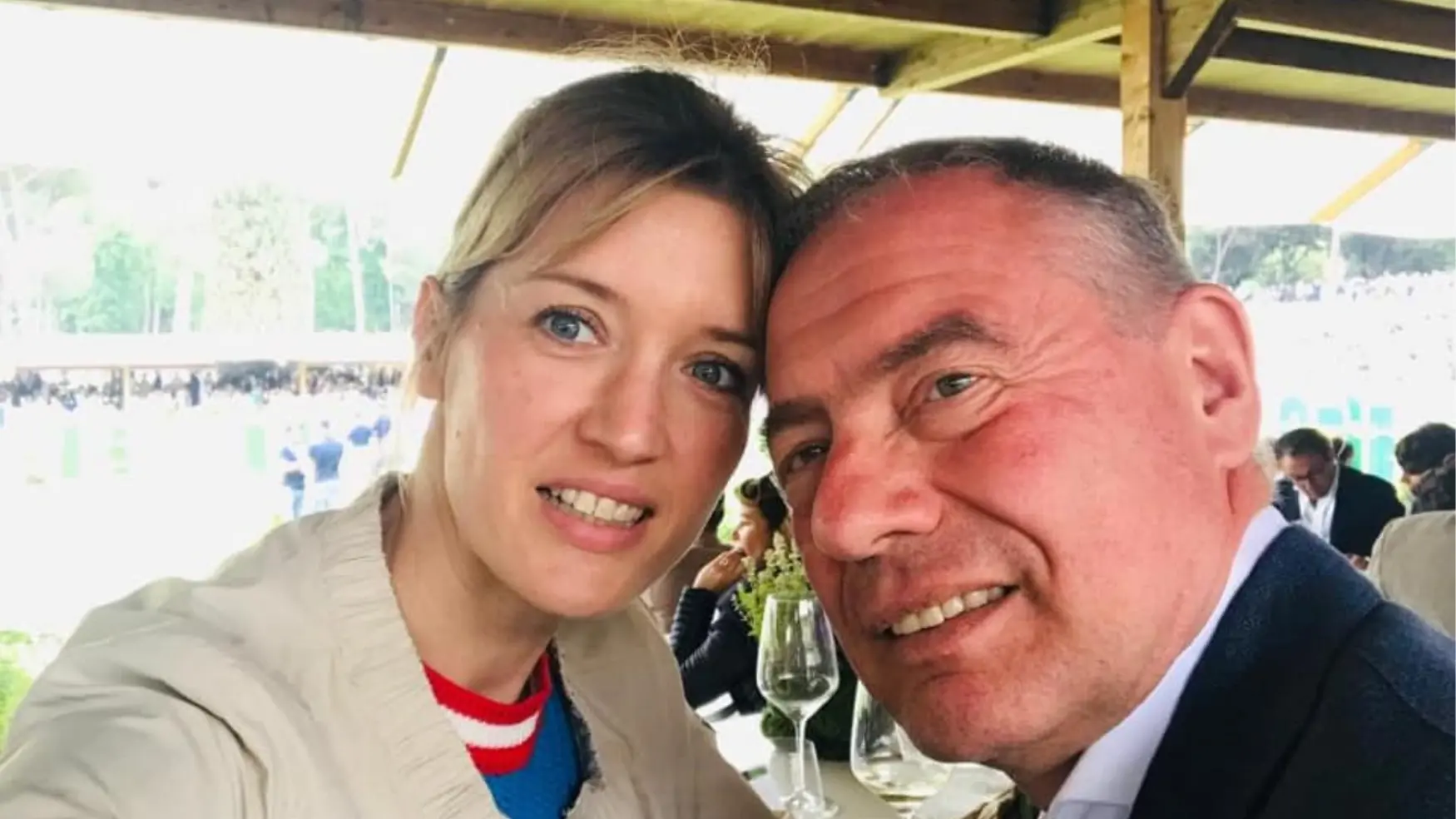 La moglie del ministro Urso salta la fila con la scorta per il volo verso Olbia: è polemica