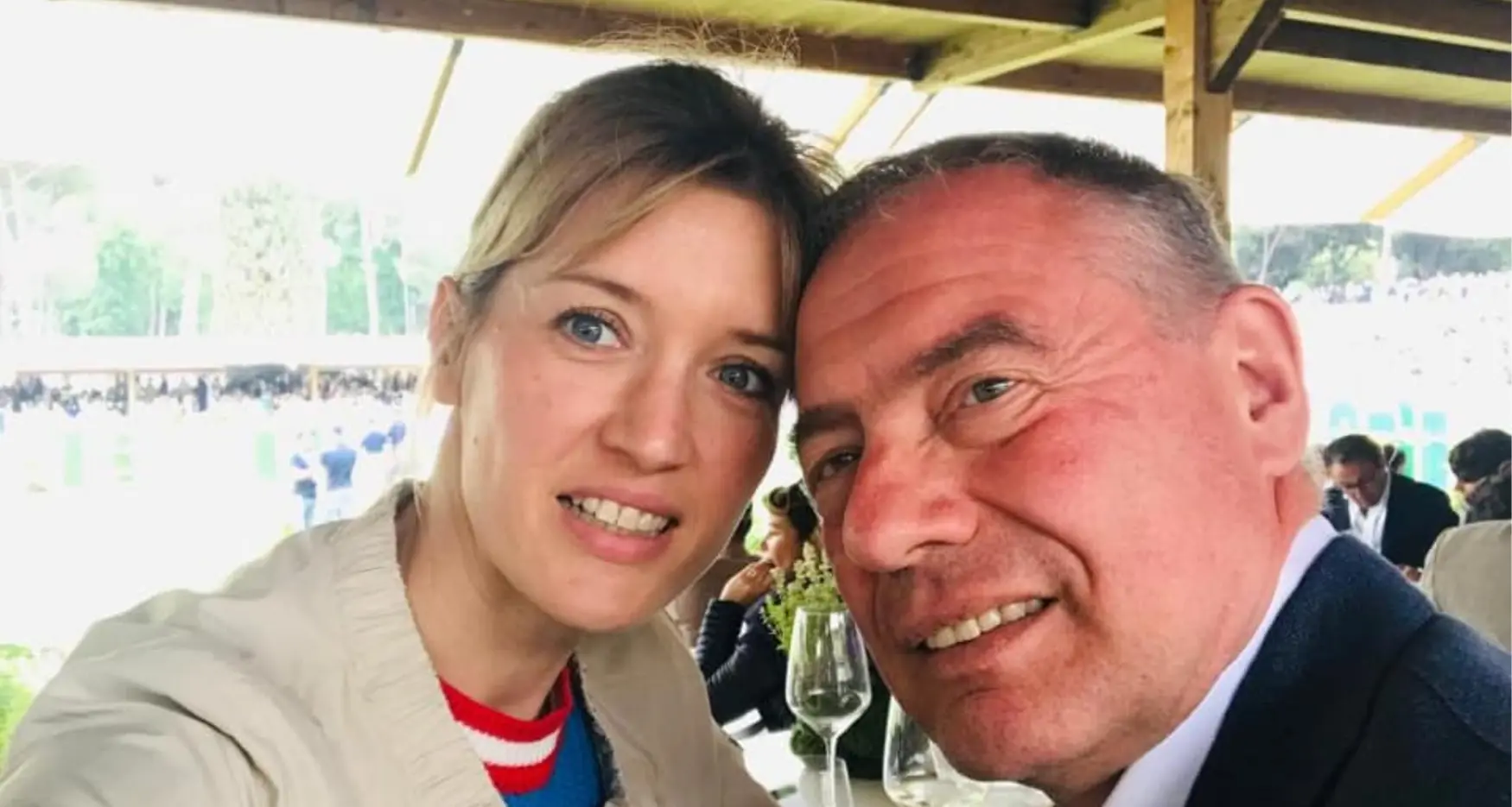 La moglie del ministro Urso salta la fila con la scorta per il volo verso Olbia: è polemica