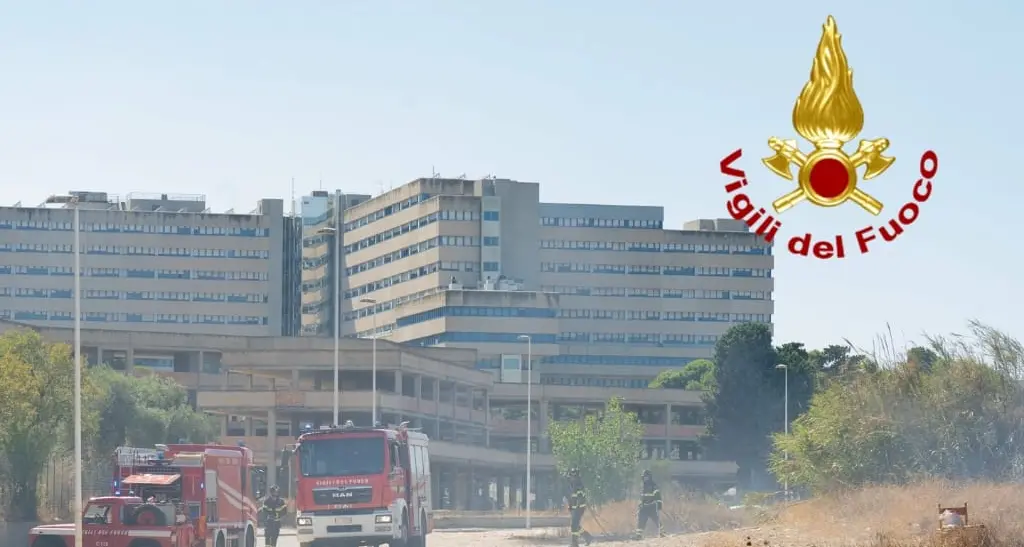 Sterpaglie a fuoco vicino al Brotzu, fiamme spinte dal vento