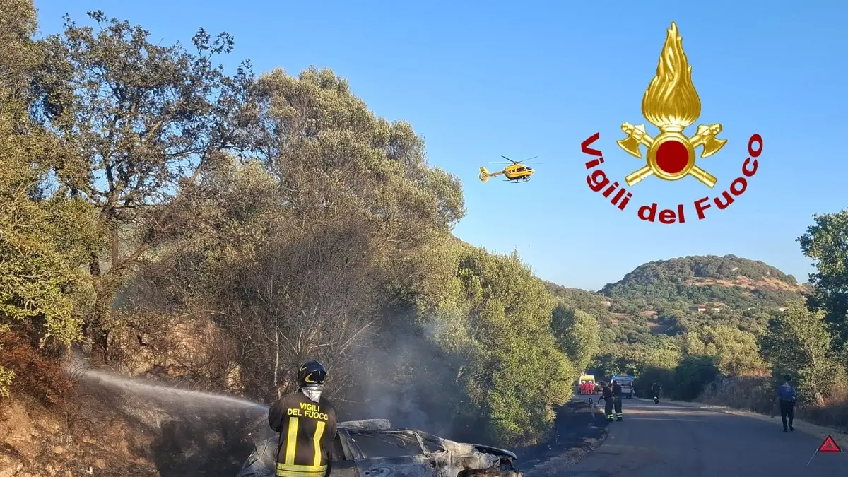 Auto si ribalta e prende fuoco nei pressi di Romana: occupante salvo grazie ai passanti