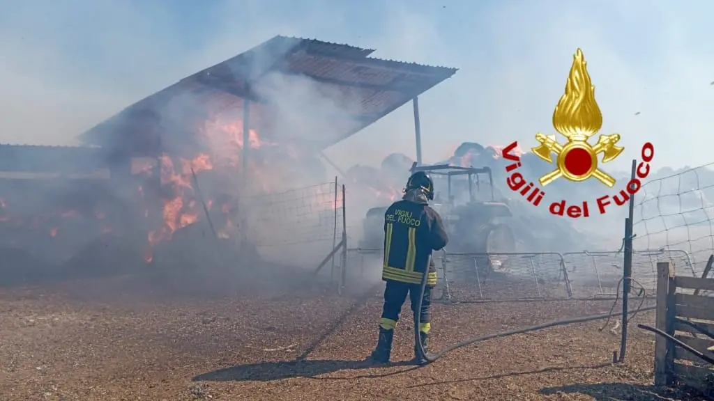 Incendi in Sardegna: anche Monastir e Villasor sotto assedio, azienda agricola in fumo