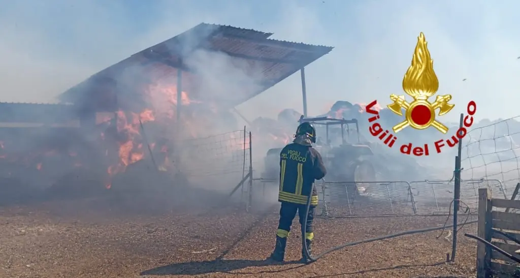 Incendi in Sardegna: anche Monastir e Villasor sotto assedio, azienda agricola in fumo