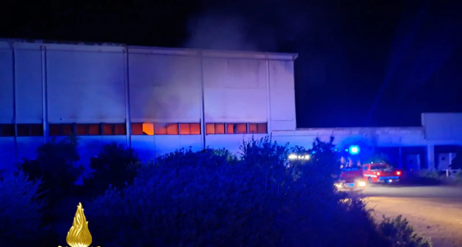 Vasto incendio devasta capannone nella notte: paura tra Bolotana e Ottana