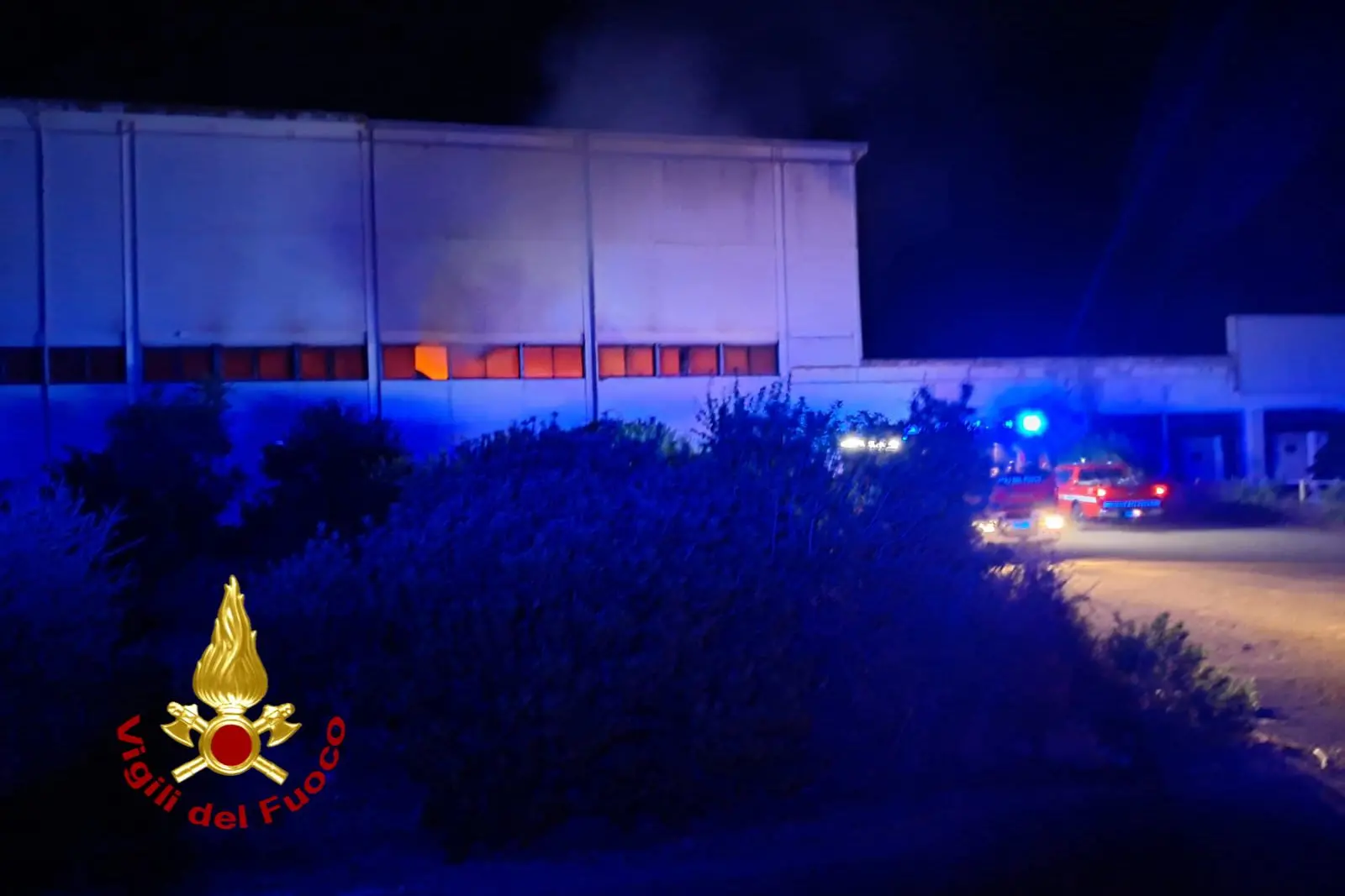 Vasto incendio devasta capannone nella notte: paura tra Bolotana e Ottana