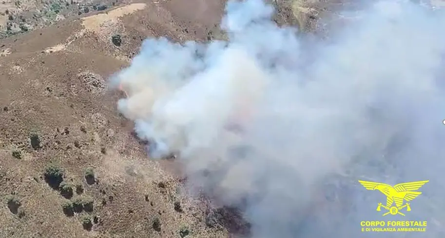 Tredici incendi in Sardegna: inferno di fuoco a Sinnai, arrivano due Canadair