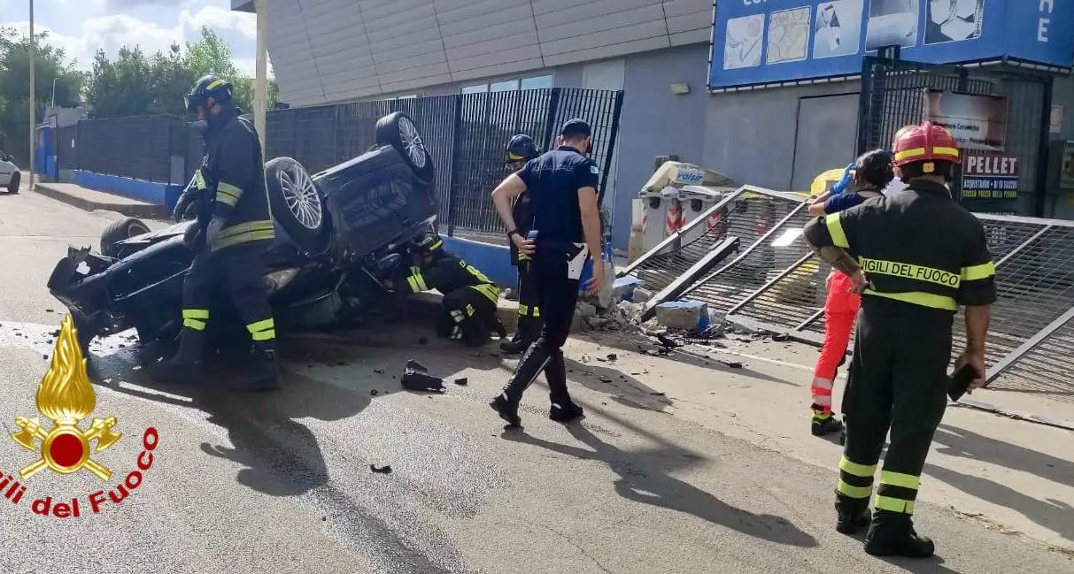 Sassari. Incidente a Predda Niedda: auto si ribalta e finisce contro un cancello
