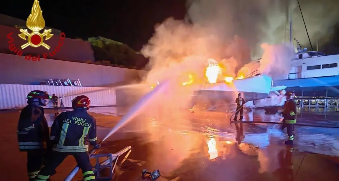 Incendio in un cantiere nautico a Olbia: in fiamme un catamarano