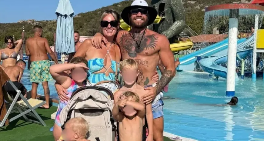 Conor McGregor avvistato all’Aquadream di Baja Sardinia: selfie e relax con la famiglia