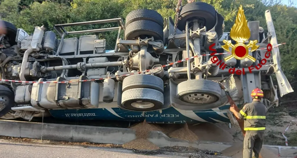 Camion ribaltato sulla SS 128 a Nurallao: strada bloccata per ore | IL VIDEO