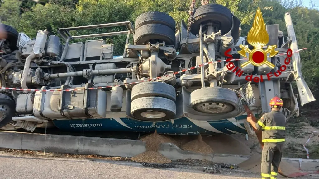 Camion ribaltato sulla SS 128 a Nurallao