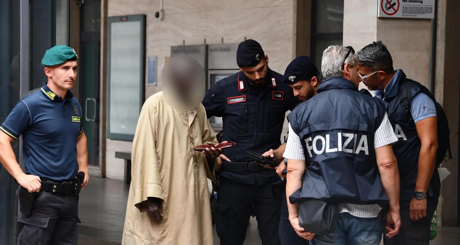 Maxi blitz delle forze dell'ordine contro l'immigrazione irregolare a Cagliari