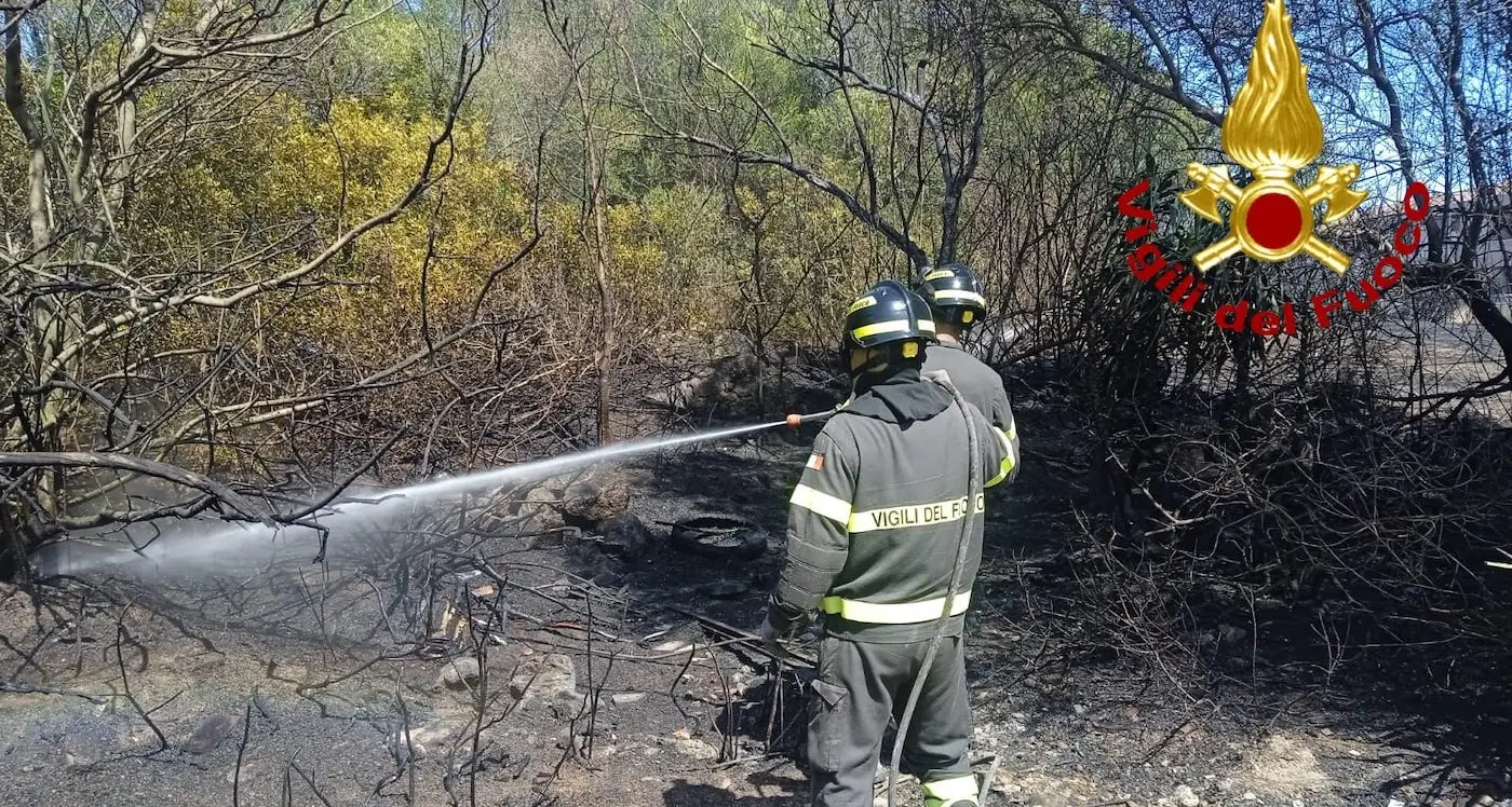 Fiamme in città a Olbia, rogo domato tra via Modena e via Ivrea