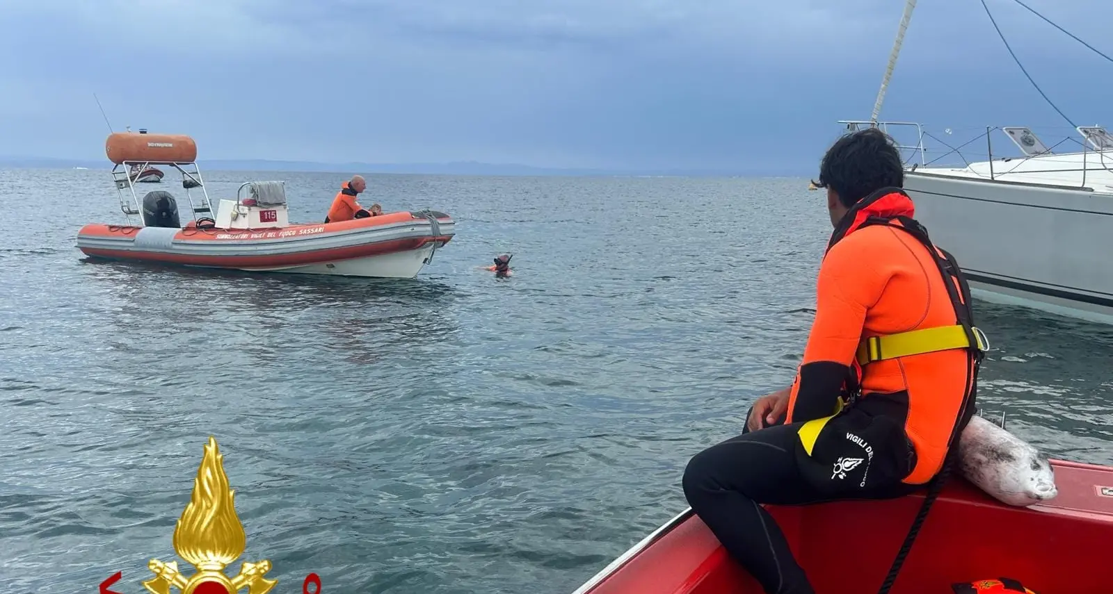 Imbarcazione si incaglia sugli scogli a Stintino: salvate cinque persone | IL VIDEO