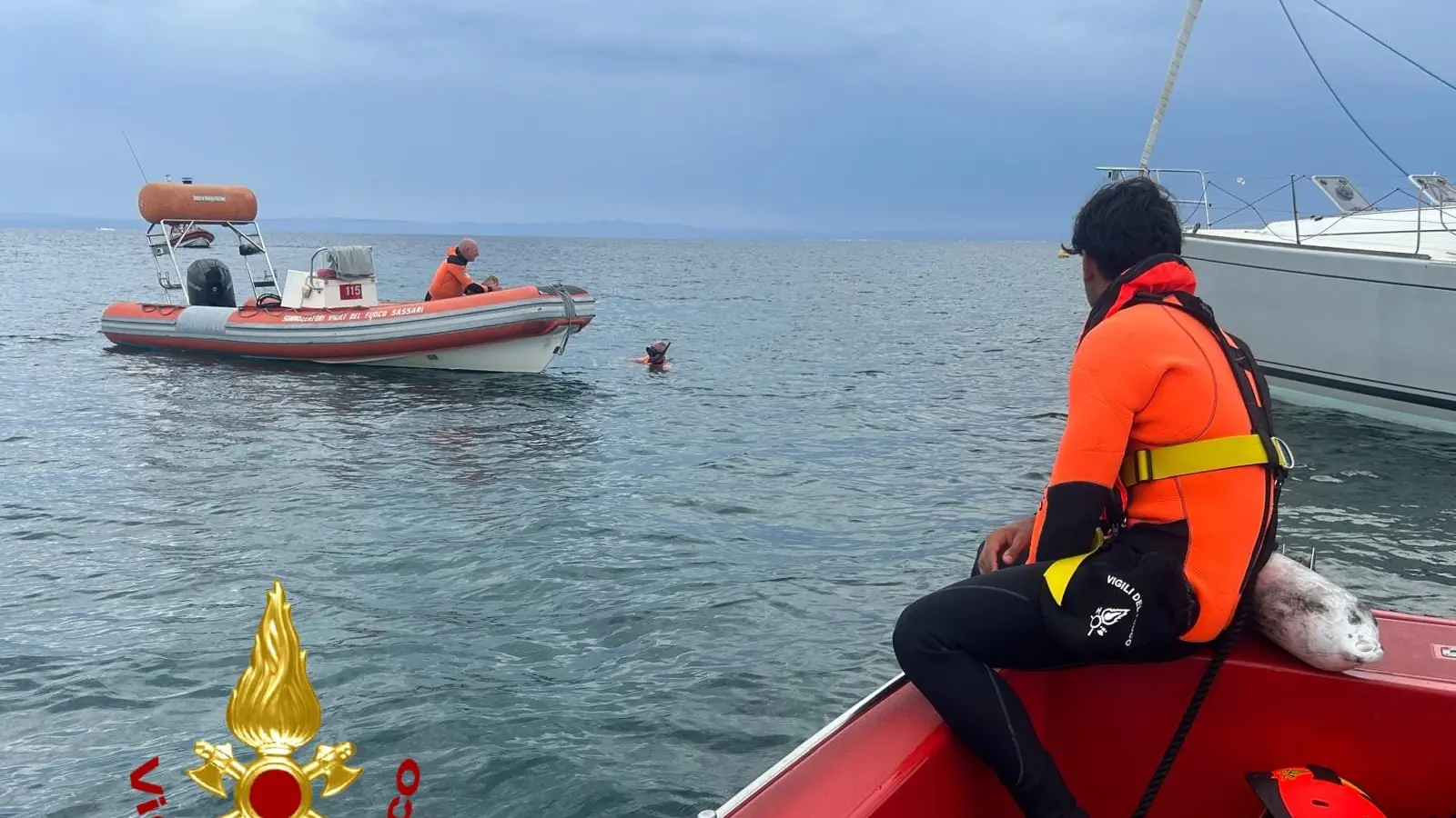 Imbarcazione si incaglia sugli scogli a Stintino: salvate cinque persone