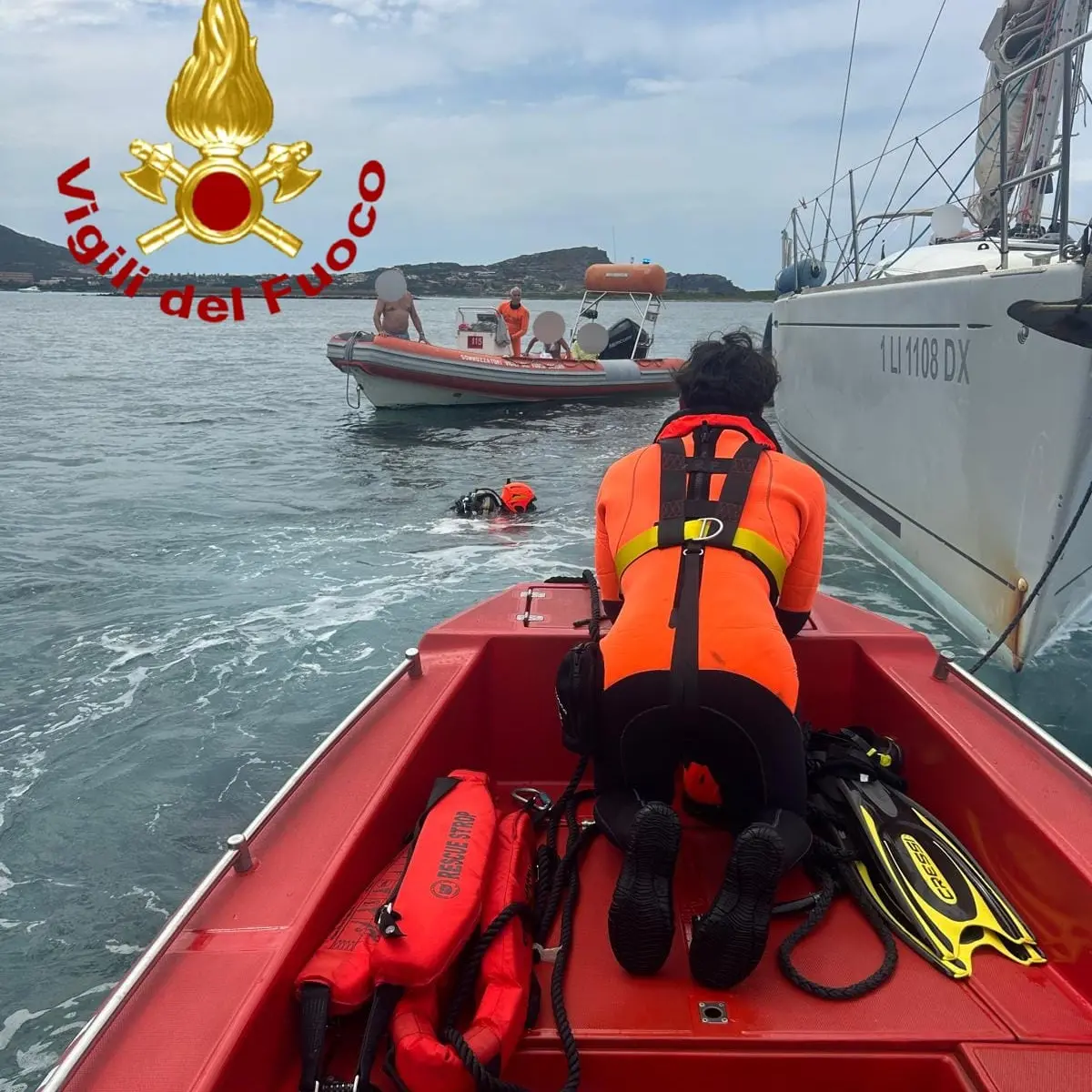Imbarcazione si incaglia sugli scogli a Stintino: salvate cinque persone