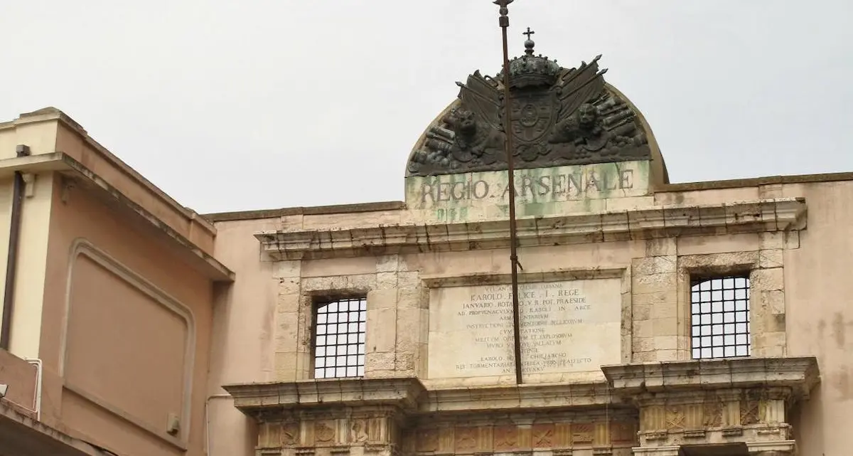 Piazza Arsenale, dove la storia militare incontra la cultura contemporanea