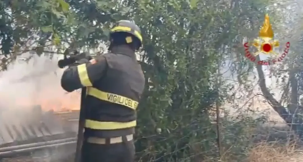 Incendi nel Cagliaritano: Vigili del fuoco evitano che deposito di bombole finisca tra le fiamme | IL VIDEO
