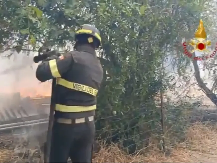 Incendi nel Cagliaritano: Vigili del fuoco evitano che deposito di bombole finisca tra le fiamme | IL VIDEO
