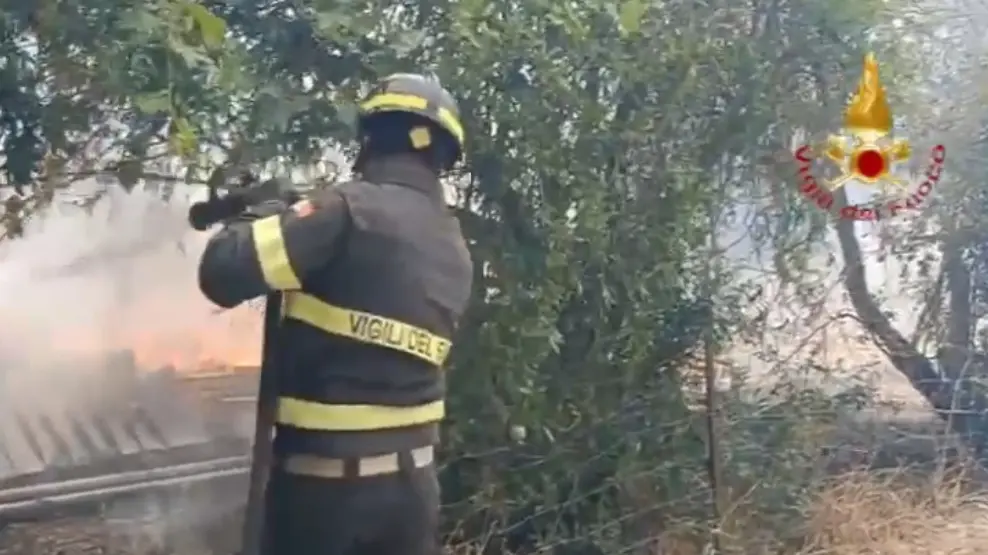 Incendi in Sardegna: Vigili del fuoco in azione tra Monastir, Villasor, Villaspeciosa, Serramanna e Uta