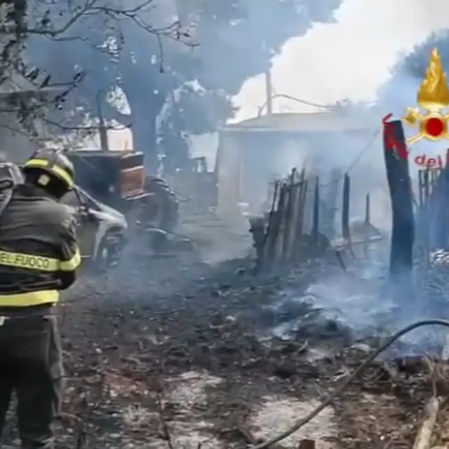 Fiamme minacciano abitazioni e agrumeti: evacuata casa a Villacidro e interruzioni ferroviarie