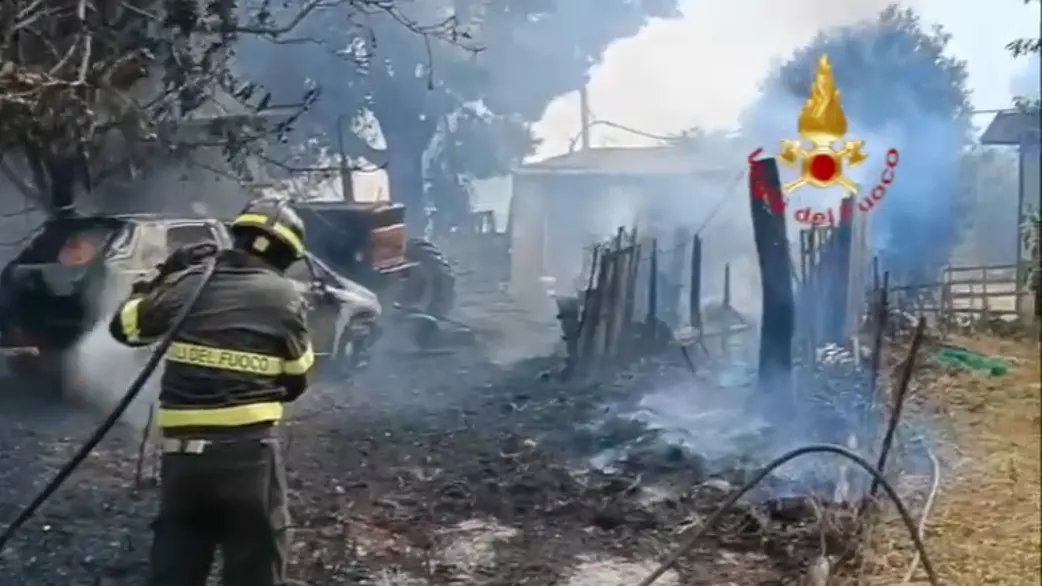 Fiamme minacciano abitazioni e agrumeti: evacuata casa a Villacidro e interruzioni ferroviarie