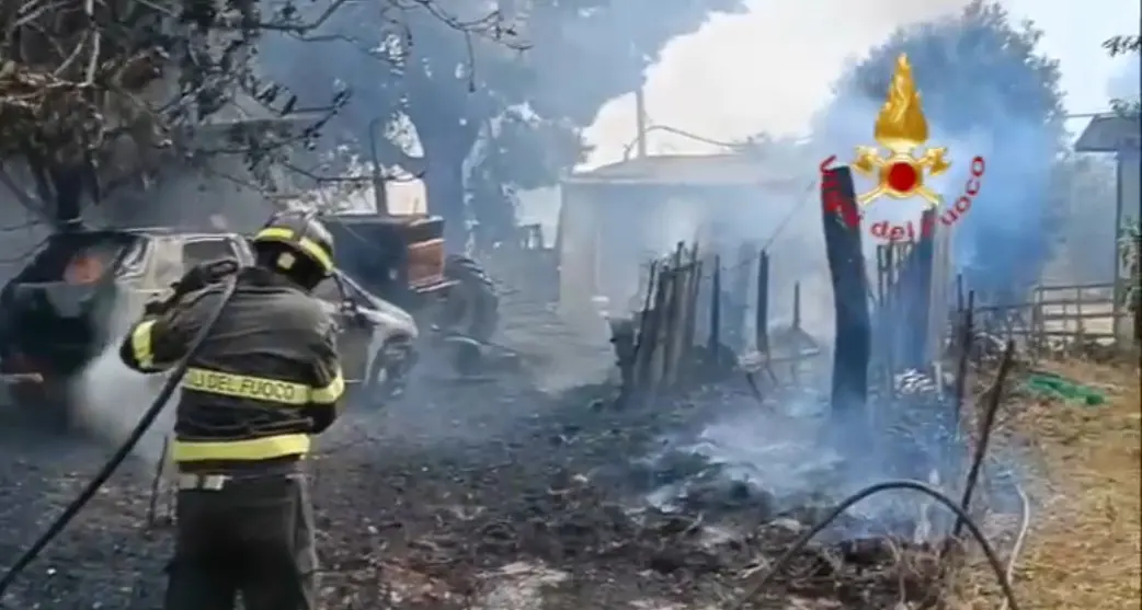 Fiamme minacciano abitazioni e agrumeti: evacuata casa a Villacidro e interruzioni ferroviarie