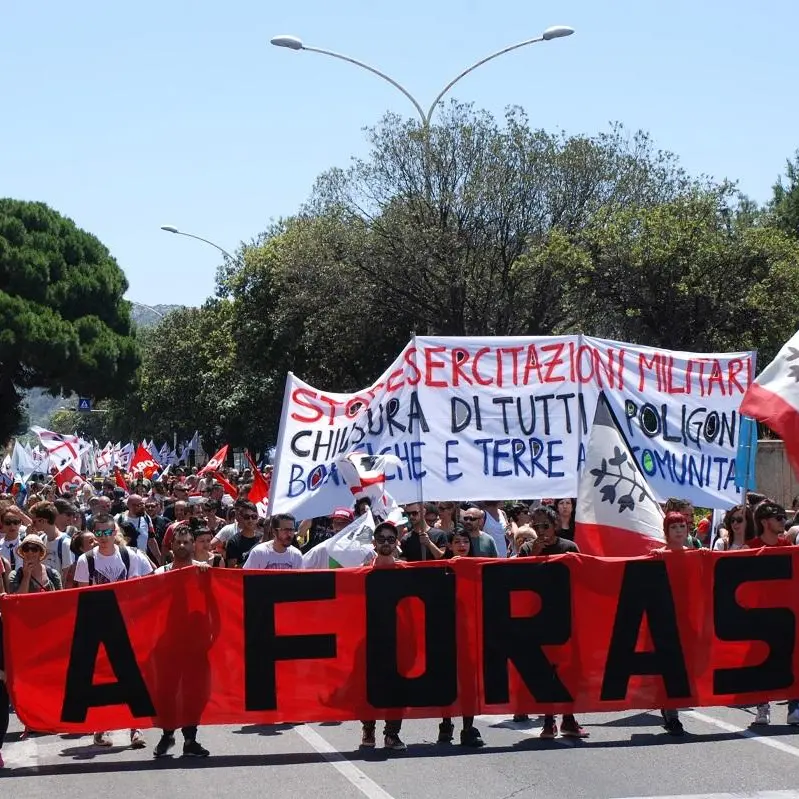 Sardegna contro la militarizzazione, più del 60% del demanio militare italiano è concentrato nell’isola