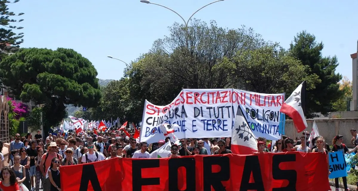 Sardegna contro la militarizzazione, più del 60% del demanio militare italiano è concentrato nell’isola
