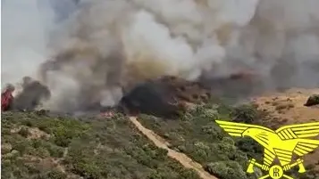 Emergenza incendi in Sardegna: elicotteri in azione a Villacidro e Gergei