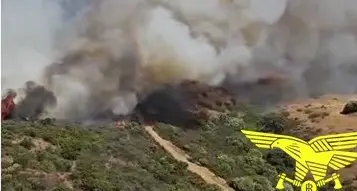 Emergenza incendi in Sardegna: elicotteri in azione a Villacidro e Gergei