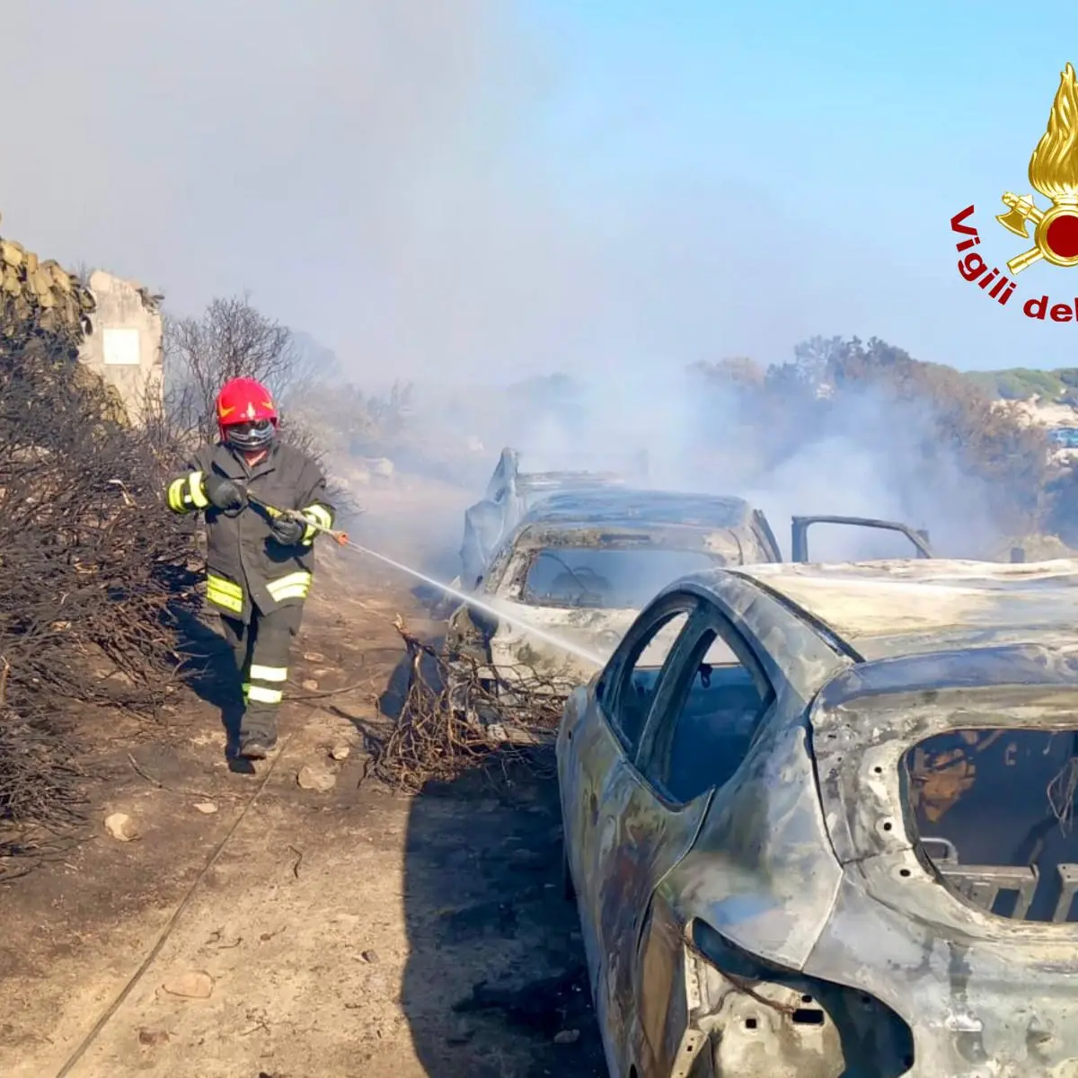 Allarme incendio a Villasimius: evacuazioni pronte via mare e cielo a Punta Molentis