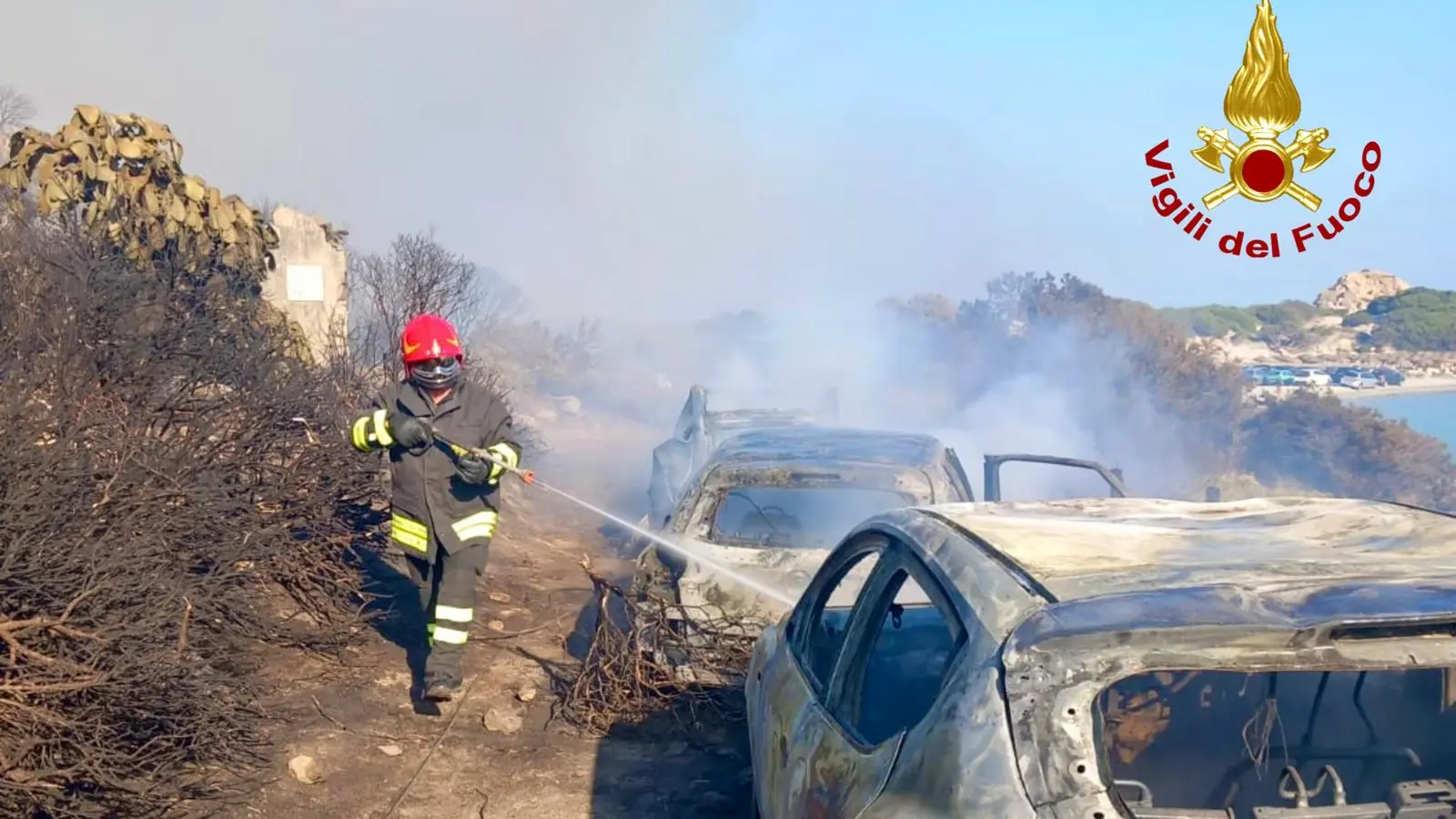 Allarme incendio a Villasimius: evacuazioni pronte via mare e cielo a Punta Molentis