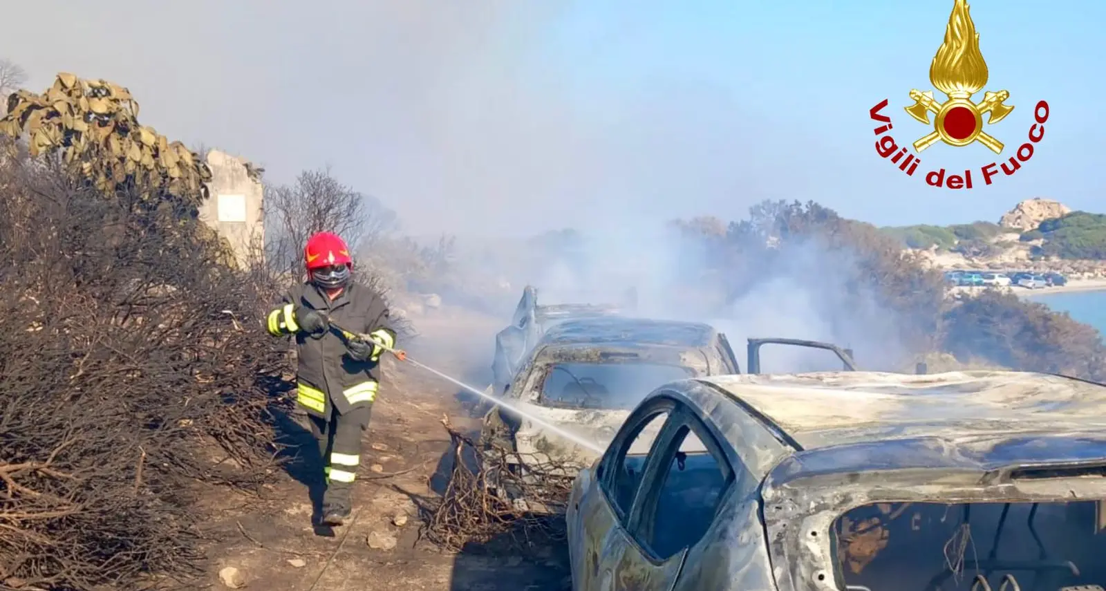 Allarme incendio a Villasimius: evacuazioni pronte via mare e cielo a Punta Molentis