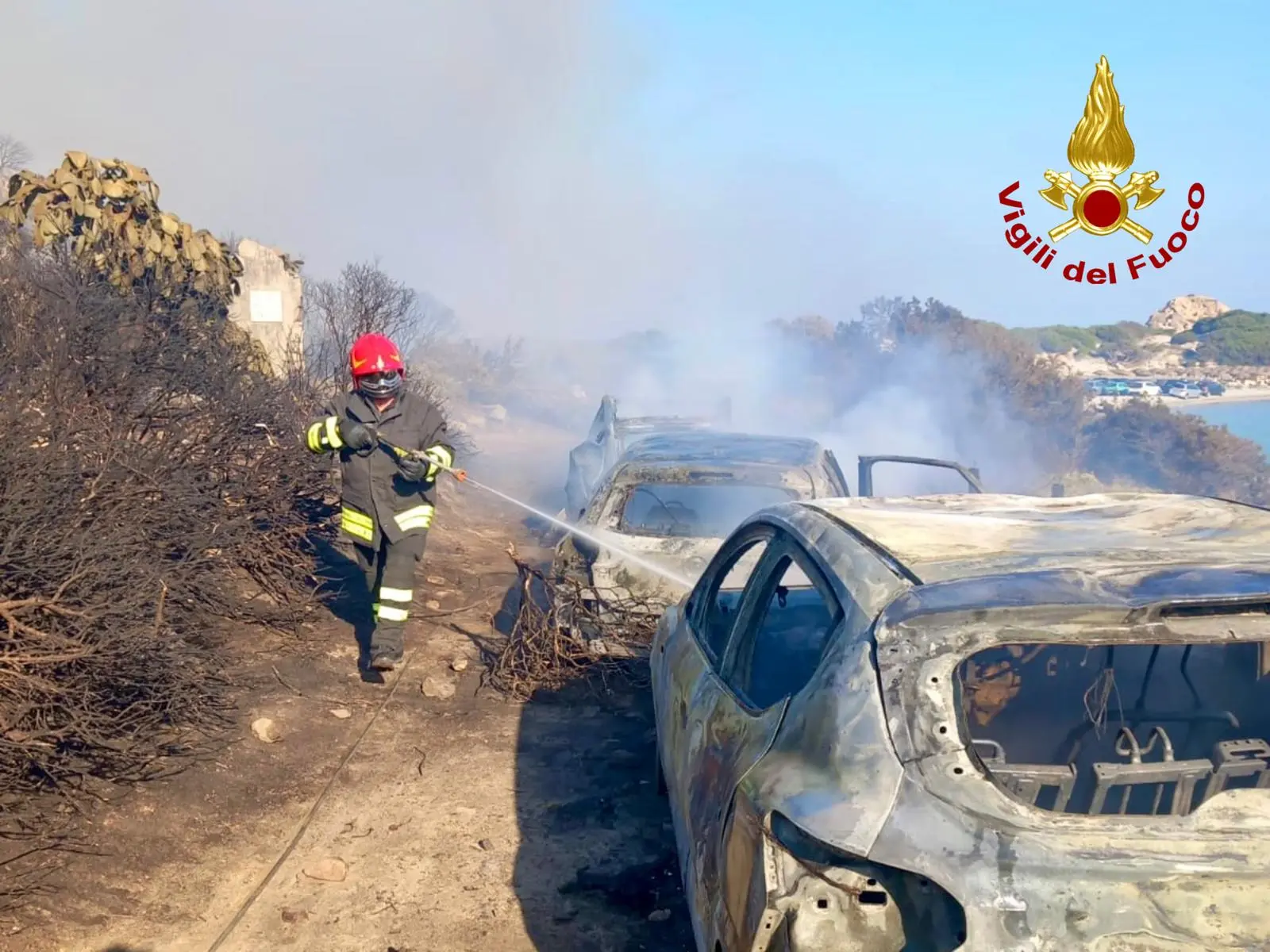 Allarme incendio a Villasimius: evacuazioni pronte via mare e cielo a Punta Molentis