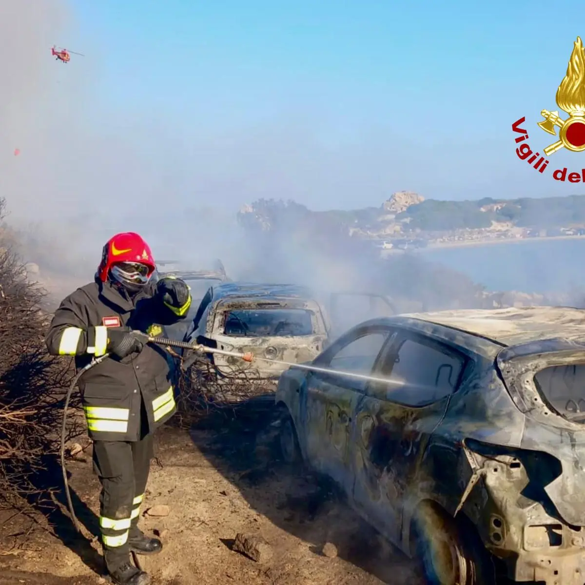 Allarme incendio a Villasimius: evacuazioni pronte via mare e cielo a Punta Molentis