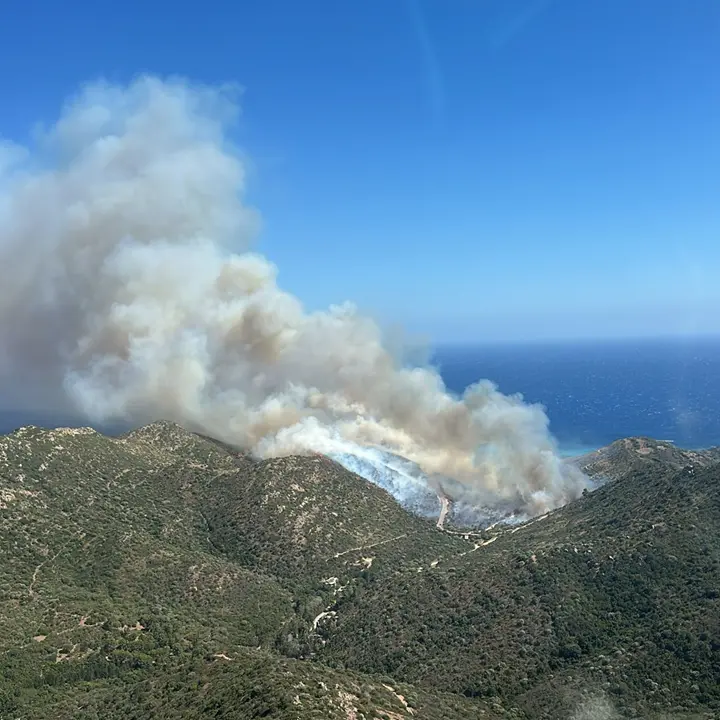 Sardegna in fiamme: 24 incendi in un solo giorno, situazione critica a Villasimius