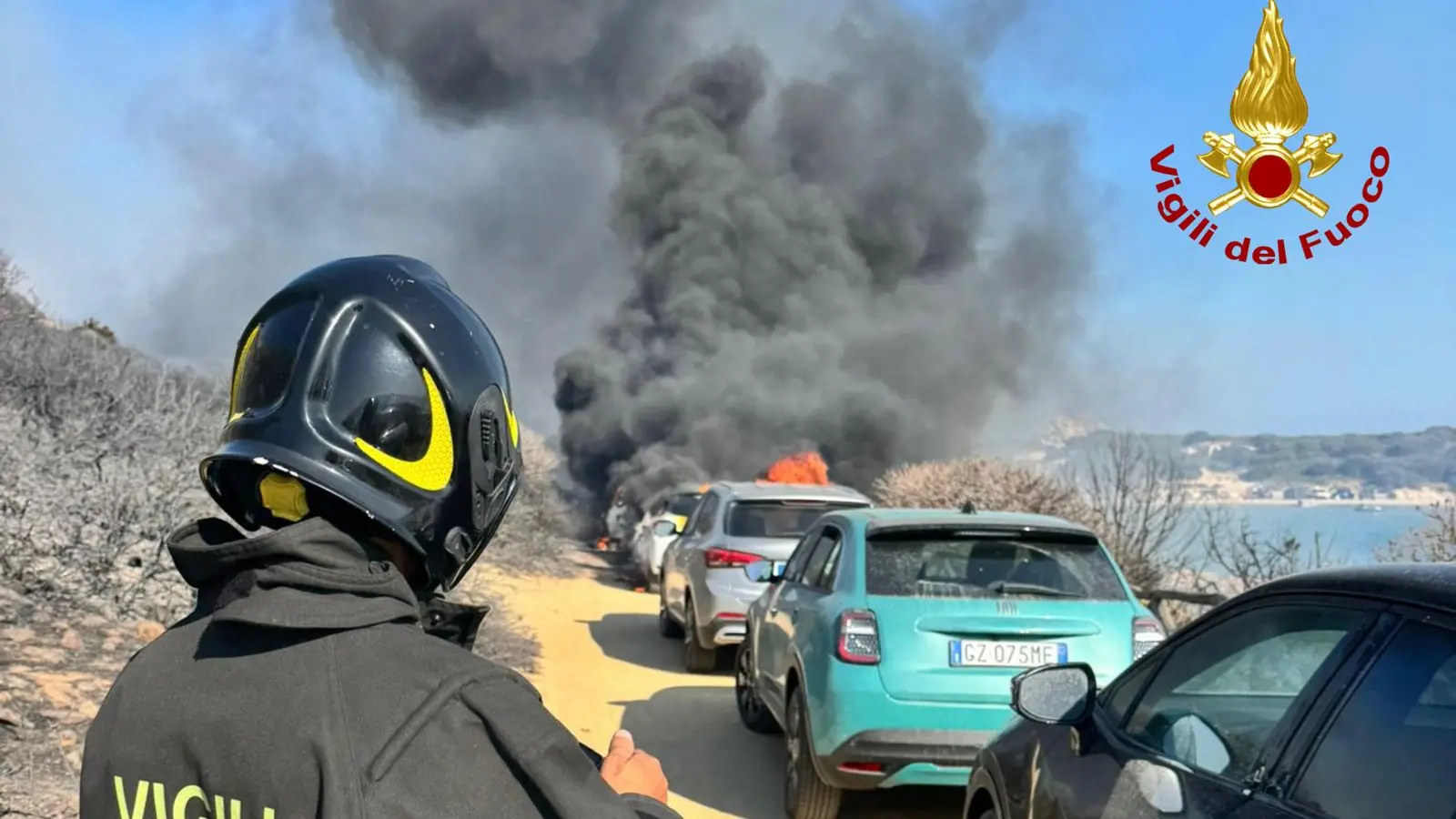 Allarme incendio a Villasimius: la spiaggia di Punta Molentis in fiamme