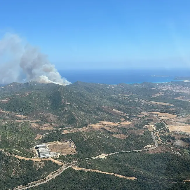 Incendio Villasimius: cento ettari di bosco in fumo e decine di auto distrutte a Punta Molentis