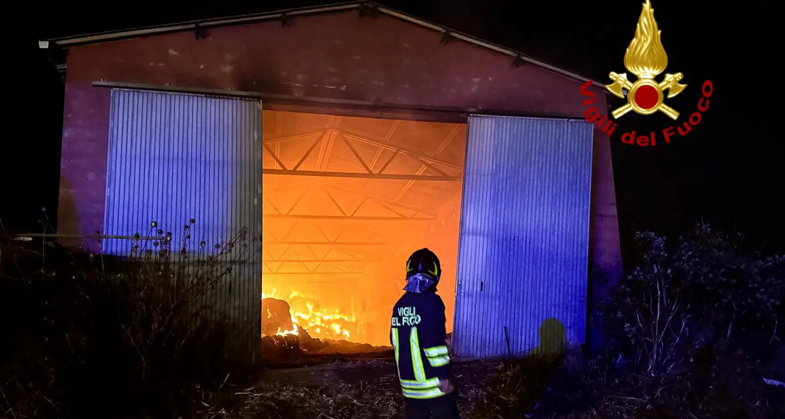 Incendio in un capannone agricolo a Macomer: Vigili del Fuoco in azione per ore