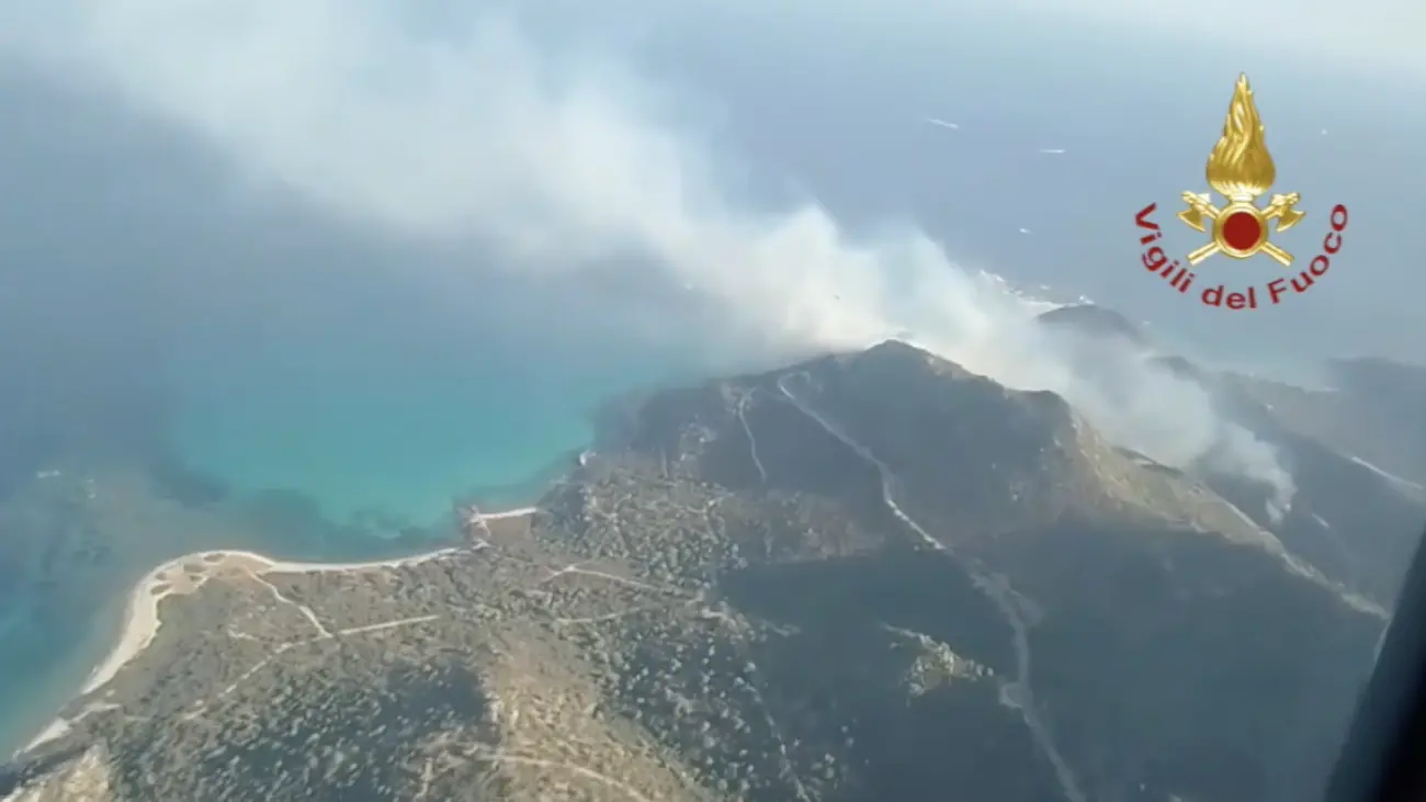 Incendio a Punta Molentis, indagini in corso: intercettata \"un'auto sospetta\"