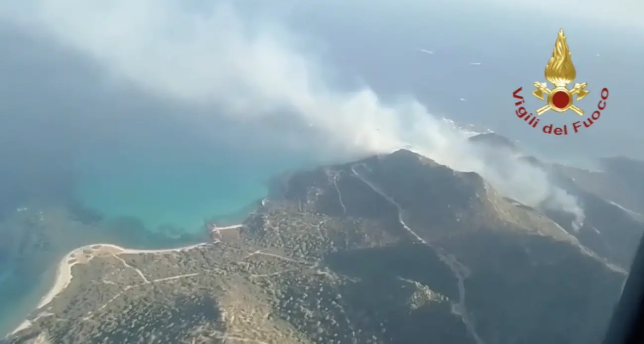 Incendio a Punta Molentis, indagini in corso: intercettata \"un'auto sospetta\"