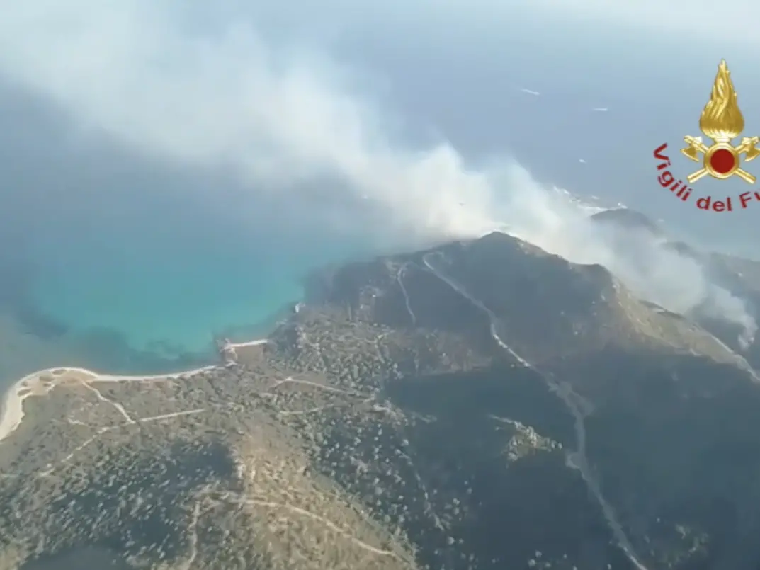 Incendio a Punta Molentis, indagini in corso: intercettata \"un'auto sospetta\"