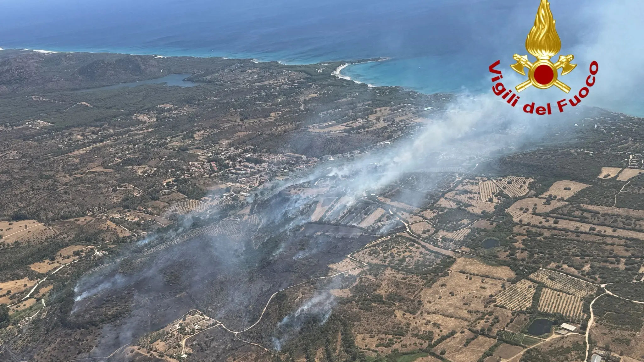 Vasto incendio a Orosei minaccia case e residence: diversi mezzi aerei in azione