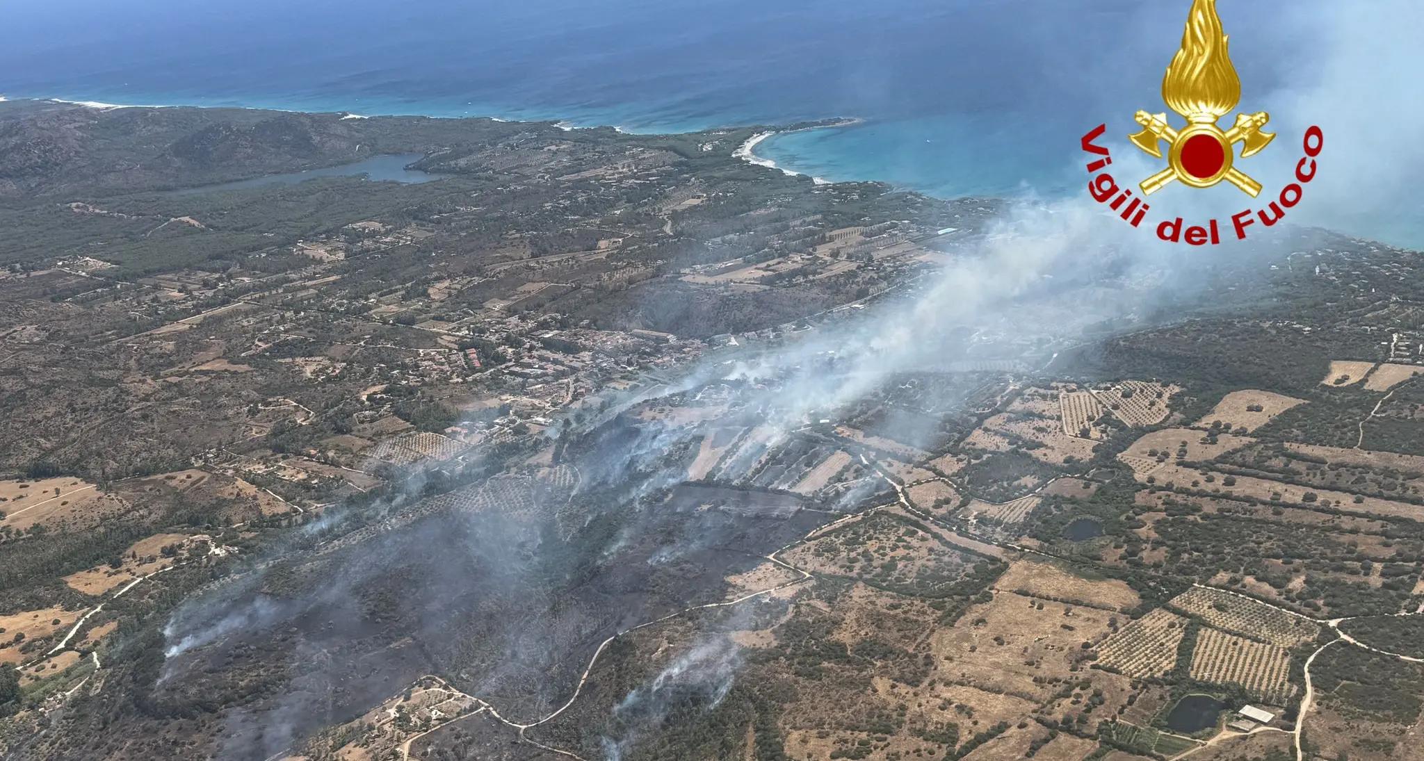 Vasto incendio a Orosei minaccia case e residence: diversi mezzi aerei in azione