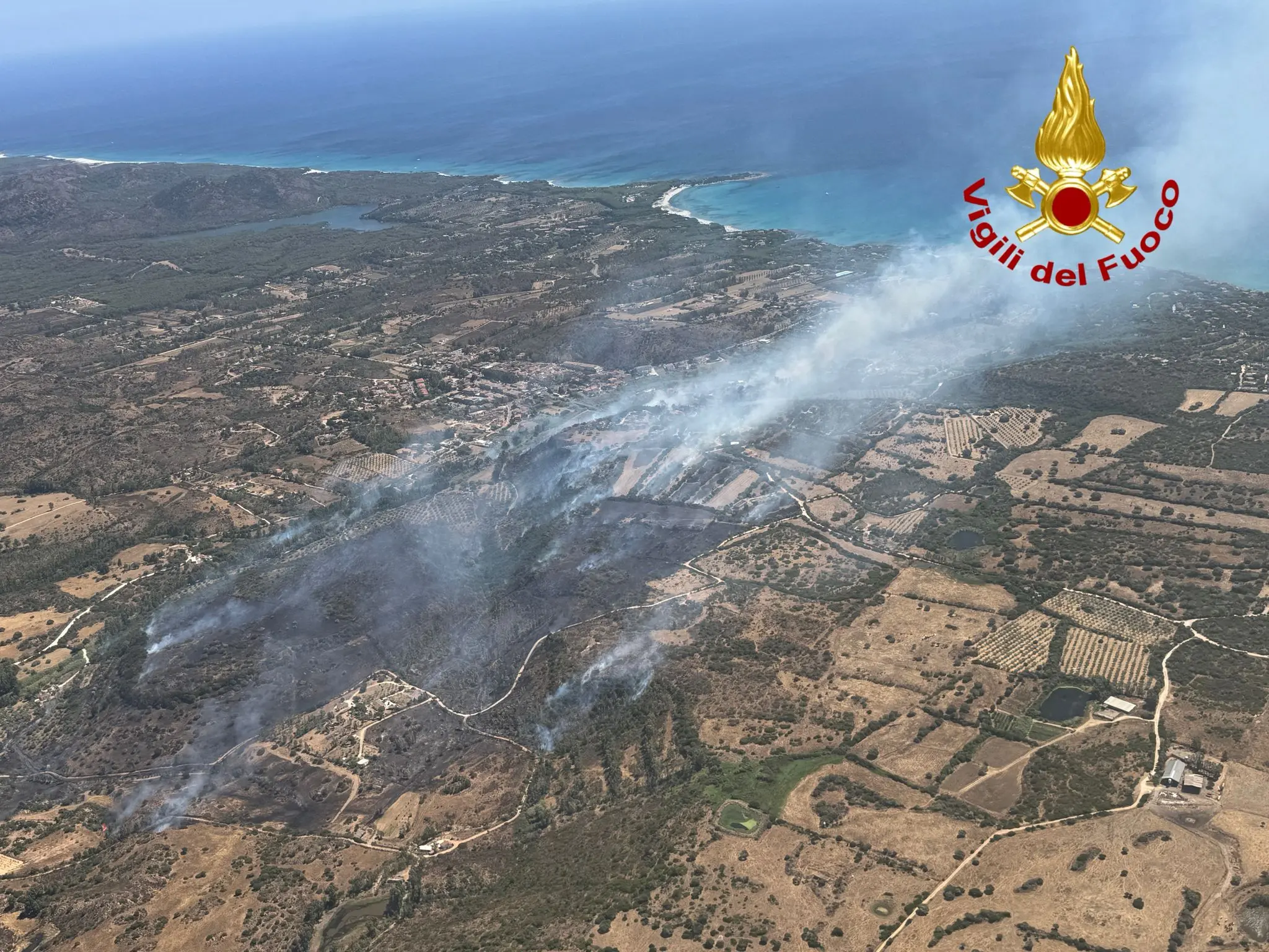 Vasto incendio a Orosei minaccia case e residence: diversi mezzi aerei in azione
