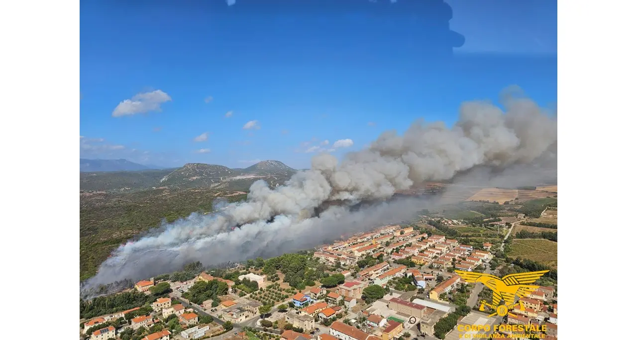Giornata terribile sul fronte incendi: 42 roghi in un solo giorno, per 13 l'intervento aereo