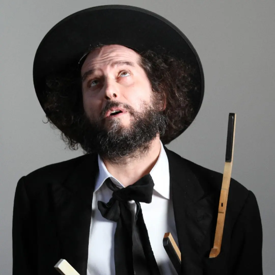 Il 4 agosto a Tortolì arriva Vinicio Capossela: ingresso gratuito all’Anfiteatro Caritas