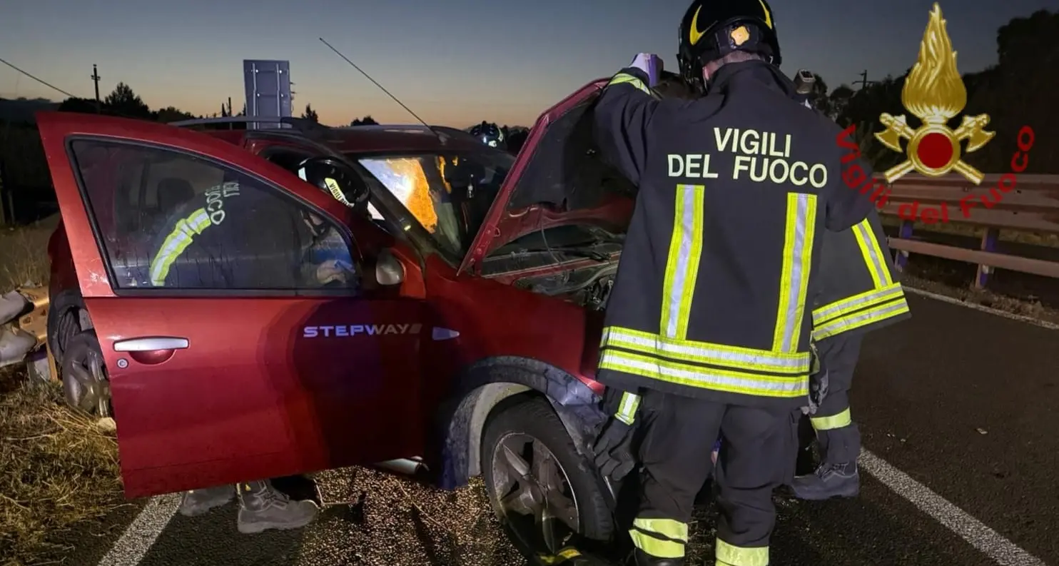 Incidente stradale all'alba alle porte di Iglesias: donna estratta dall'auto